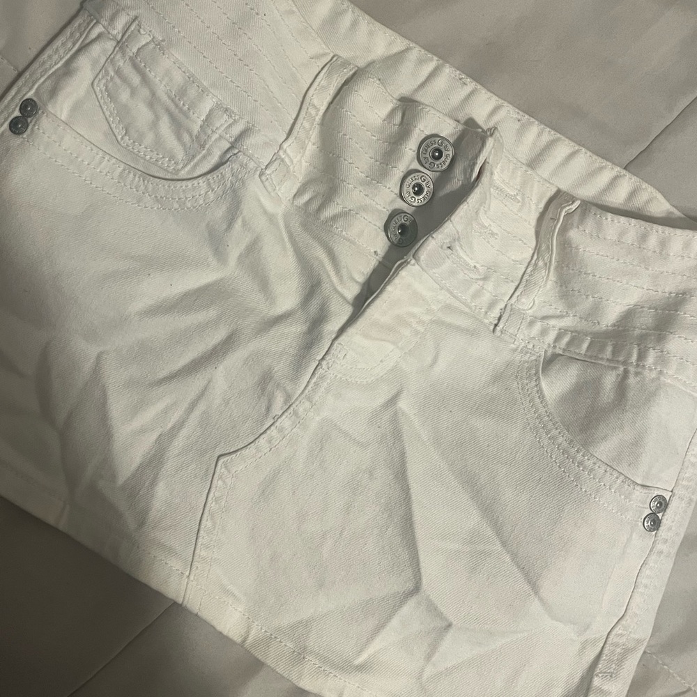 cutest white guess skirt